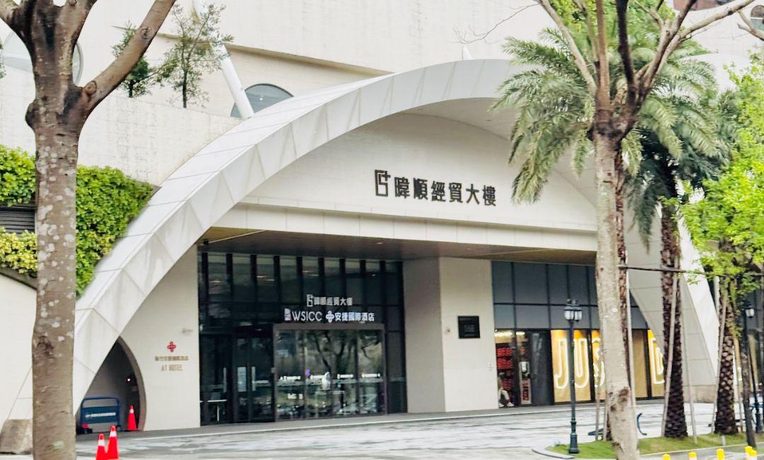 新竹共享空間, 位於”新竹高鐵/六家火車站旁” (暐順經貿大樓/安捷酒店 1樓大廳入口)